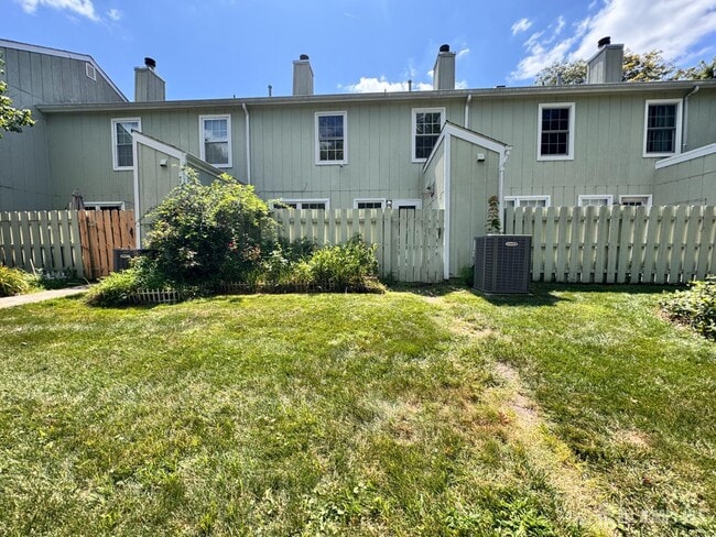 Building Photo - 4 Pond View Dr