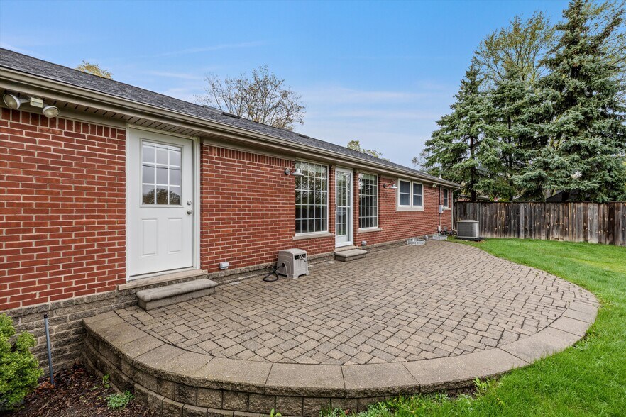 Building Photo - 854 Brooklawn Dr