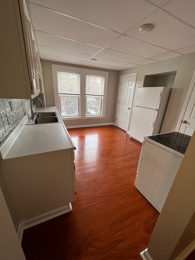 Building Photo - 6 Pleasant View St