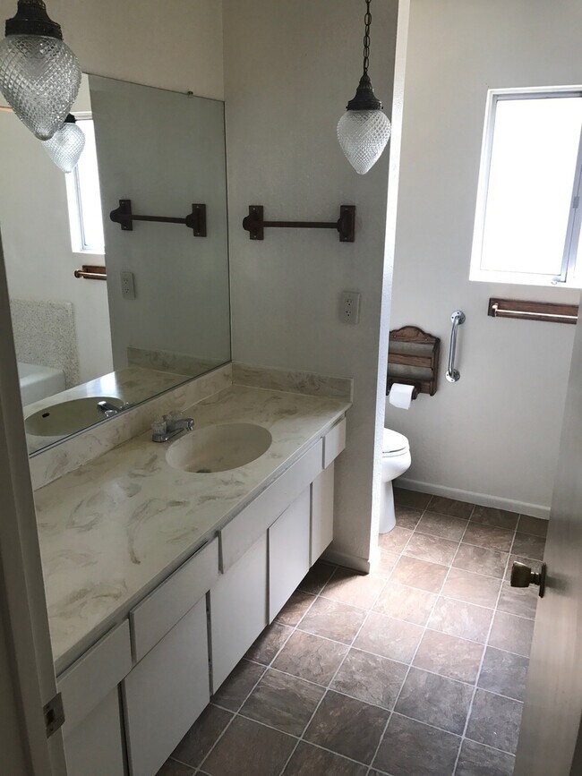Building Photo - COUNTRY LIVING 2 BEDROOM HOME IN APPLE VALLEY