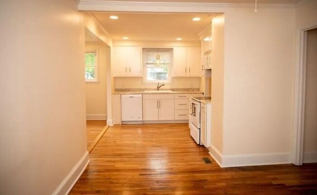 Building Photo - 1420 S Kilbourne Rd