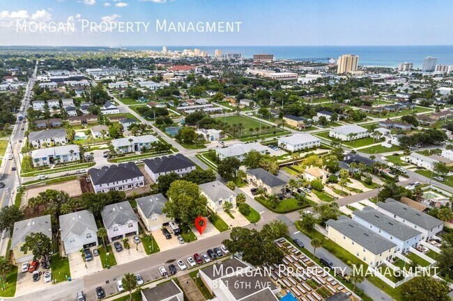 Building Photo - Amazing Freshly Painted Jacksonville Beach...