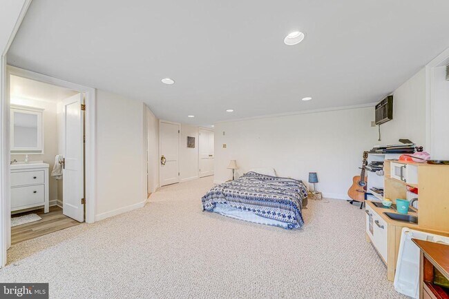 Building Photo - 6402 Ridge Dr