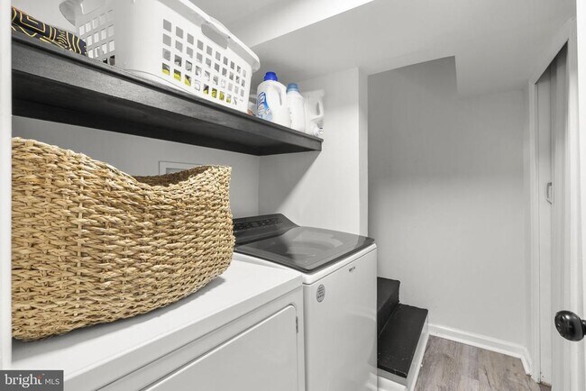 Building Photo - 3300 Manorwood Dr