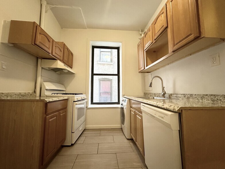 Building Photo - 182 Claremont Ave