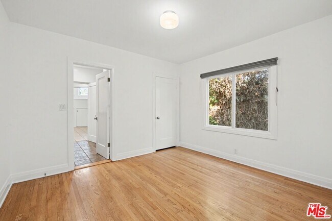 Building Photo - 10543 Almayo Ave