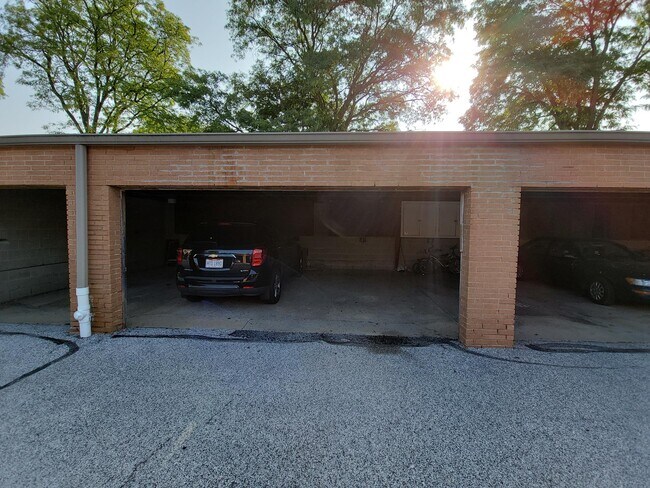 Building Photo - 22121 River Oaks Dr