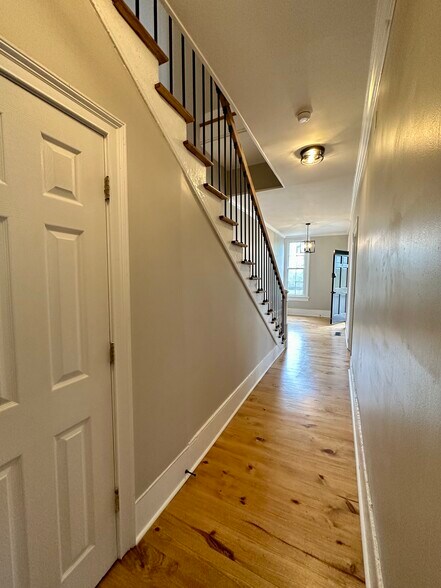 Building Photo - 983 Maple St