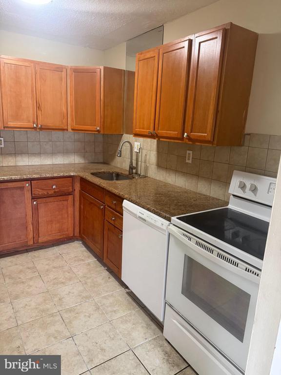 Building Photo - 400 Glendale Rd