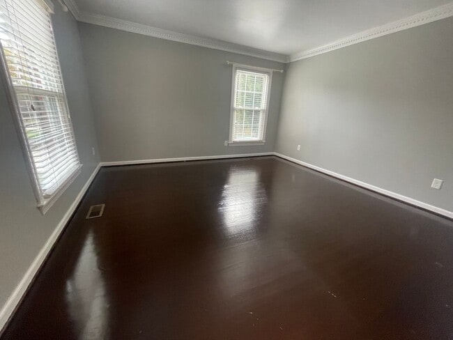 Building Photo - Spacious 4 Bedroom near Guilford College