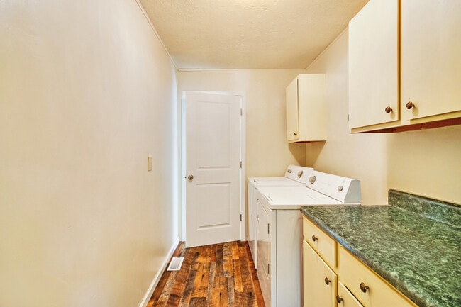 Building Photo - 169 Lakeshire Dr