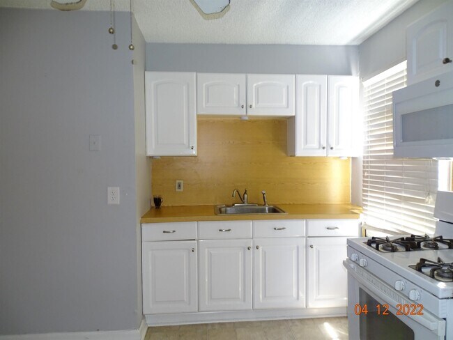 Building Photo - 124 W 8th St