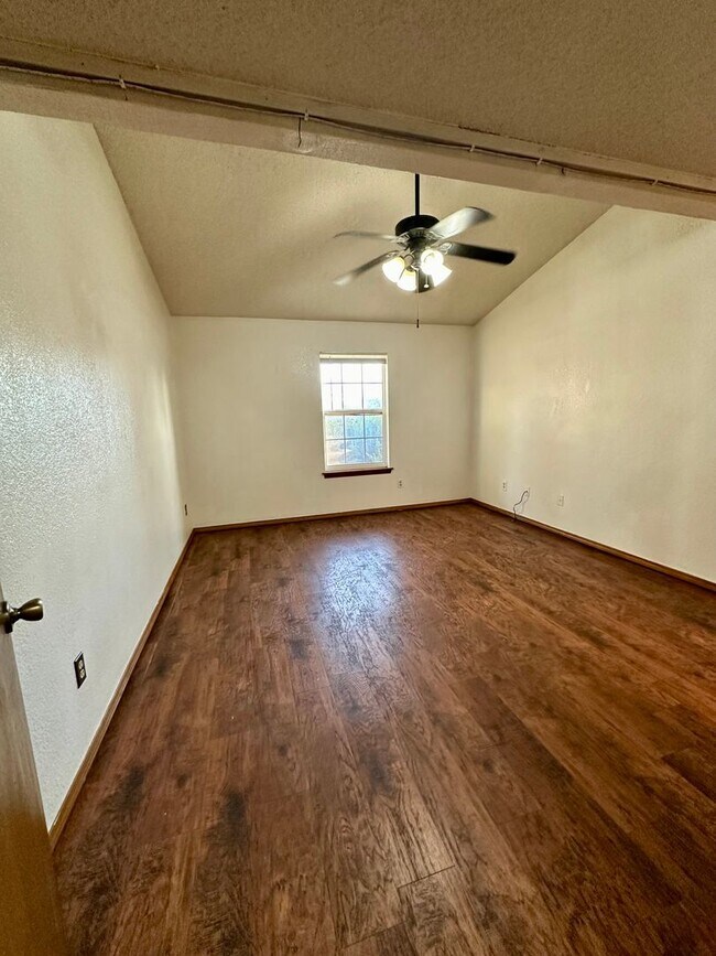 Building Photo - Spacious 3 bedroom, 2 bath home!  Don't mi...