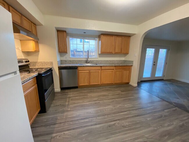 Building Photo - Lovely 3 Bedroom, 2 Bath House - Washer/Dryer, Dishwasher, Long Driveway, Fenced Backyard