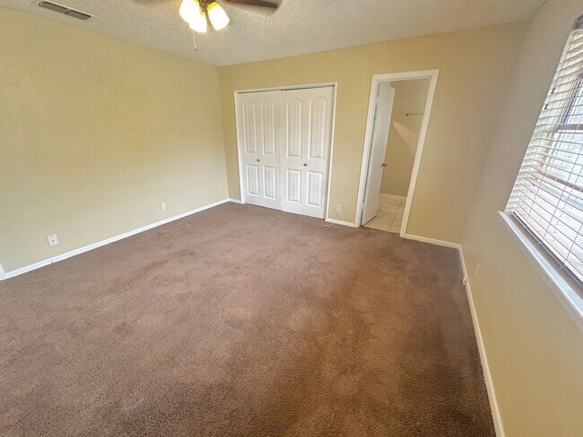 Building Photo - AVAILABLE NOW!