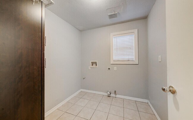 Building Photo - 3905 Billingsley St