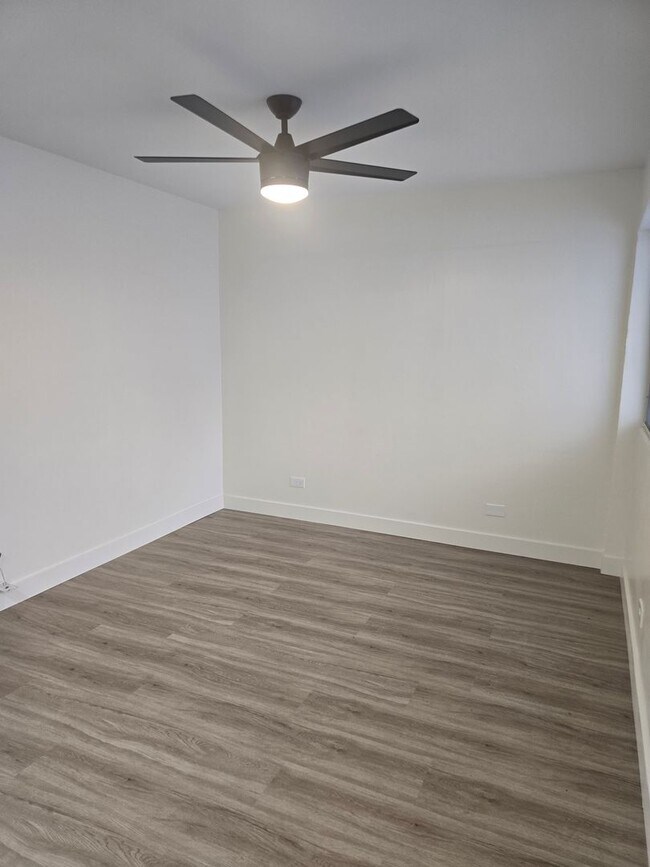 Building Photo - Conveniently located and secured 1-bedroom, 1-bathroom