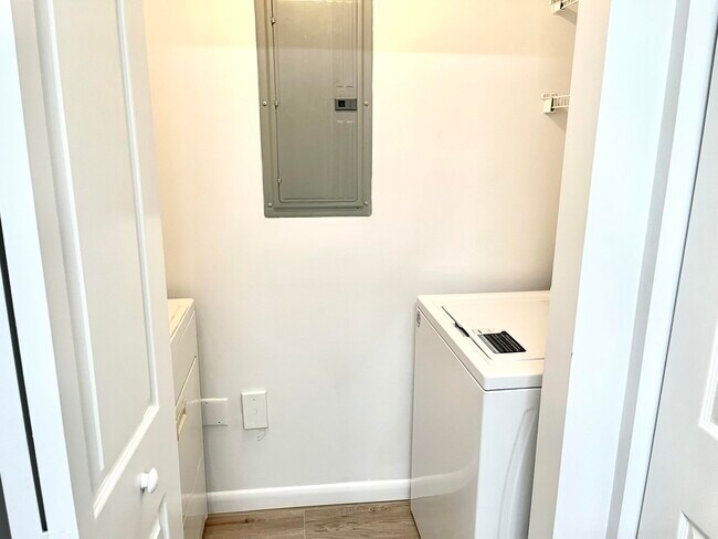 Building Photo - 9833 Baywinds Blvd