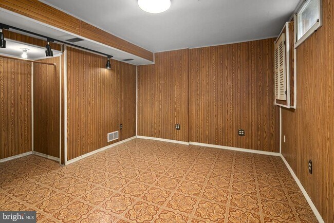 Building Photo - 2514 S Walter Reed Dr