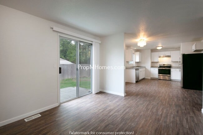 Building Photo - Quaint Ranch Style Home with Fenced Yard!