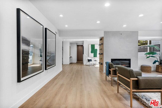 Building Photo - 418 N Bowling Green Way