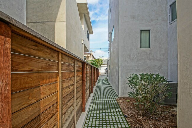 Building Photo - NEWER, LUXURIOUS & MODERN, 2920 SQ FT HOME W/ HIGH END DETAILS, AMAZING DECK/BALCONY SPACE, 2-CAR...