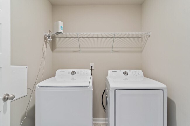 Building Photo - 3 BEDROOM TOWNHOME IN OAKWOOD! Rabun Floorplan