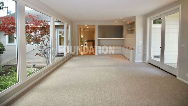 Building Photo - 133 Tiburon Blvd