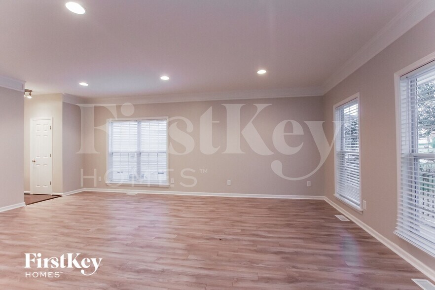 Building Photo - 2336 Equestrian Dr