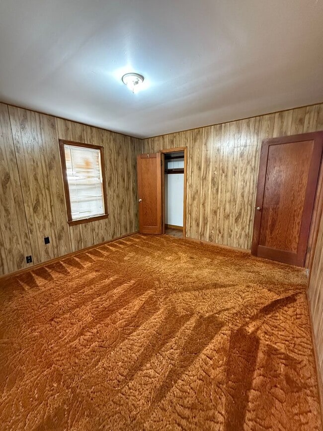 Building Photo - 1 Bedroom, 1 Bathroom House with Detached Garage