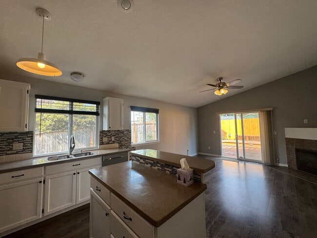 Building Photo - Beautiful One Story House - 3 bed in Spanaway!