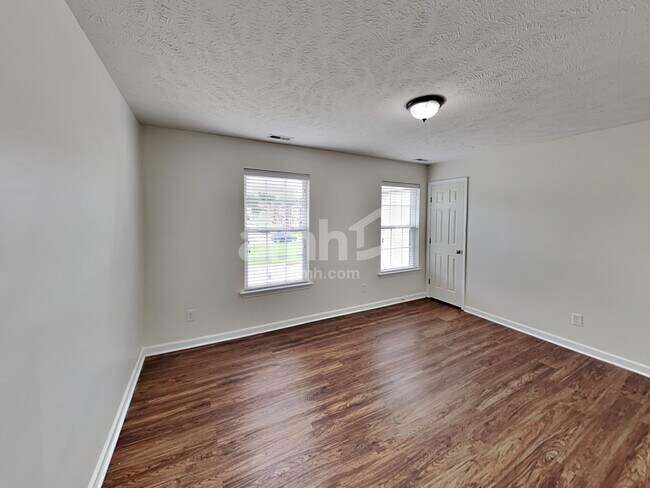 Building Photo - 615 Glen Valley Trl