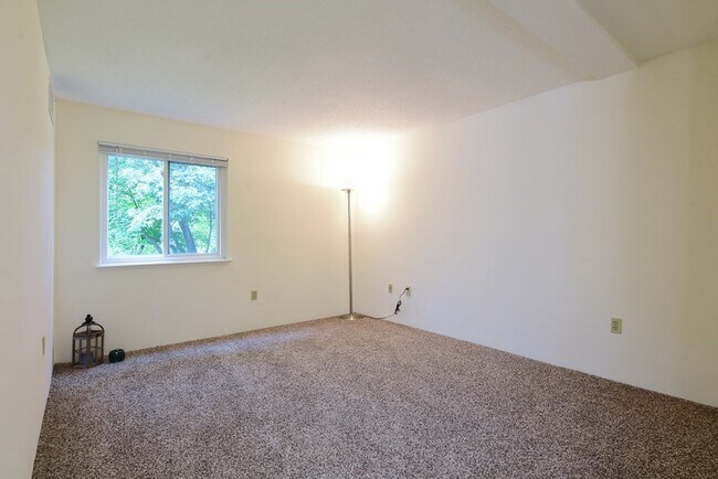 Building Photo - 42 Silver Hill Ln