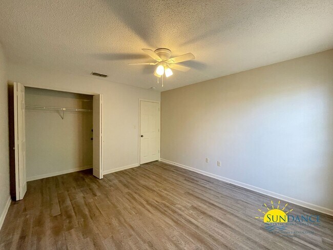 Building Photo - Stunning 3 Bedroom Townhome in Shalimar!