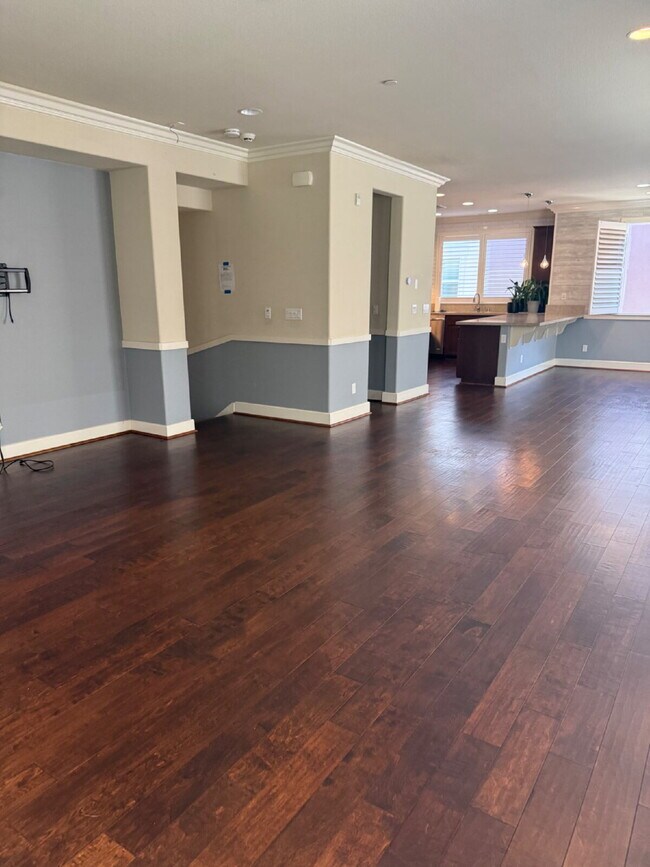 Building Photo - Gorgeous 4 Bed, 3.5 Bath End Unit Townhome in Perfect Dublin Location