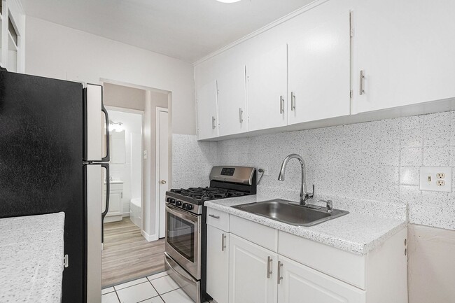 Building Photo - Newly Renovated 2Bed/1Bath Duplex in Park ...