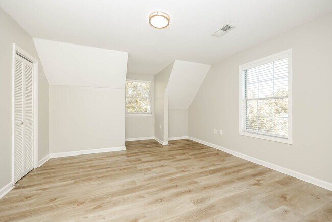 Building Photo - 311 Shadylake Dr