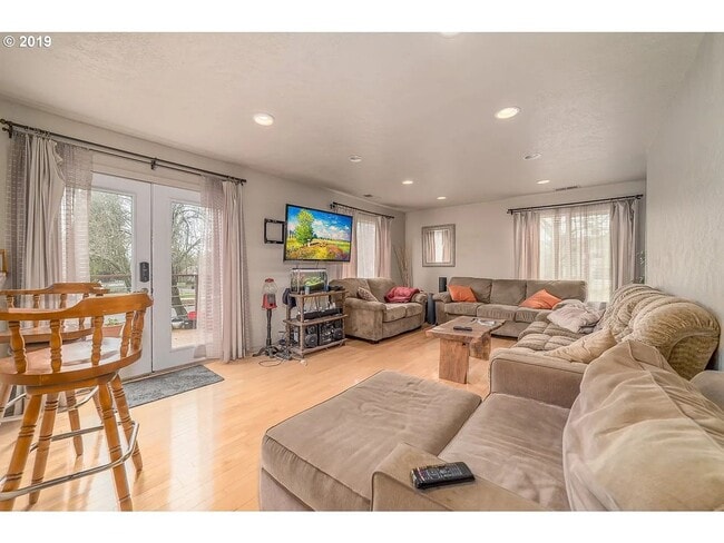 Building Photo - Charming 4-Bedroom Home Near UO Campus – Spacious, & Well-Maintained