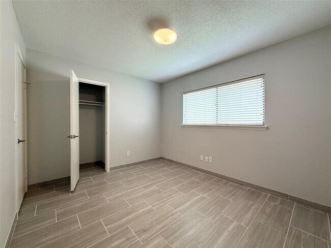 Building Photo - 2131 Highland Hills Dr