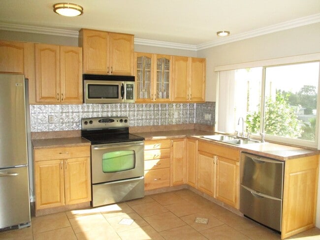 Building Photo - Rancho Bernardo 3 bedroom 2.5 bath Spaciou...