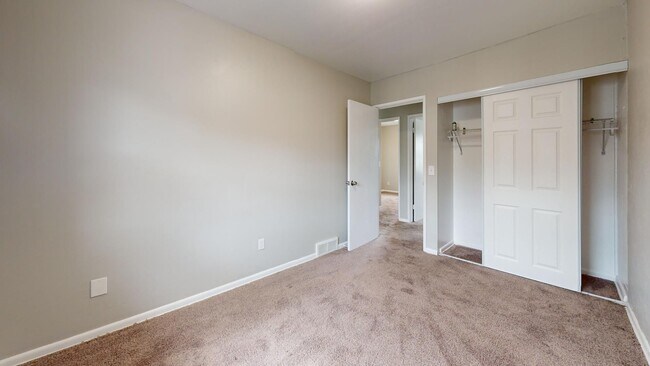 Building Photo - 3 Bedroom/1 bathroom renovated townhouse.