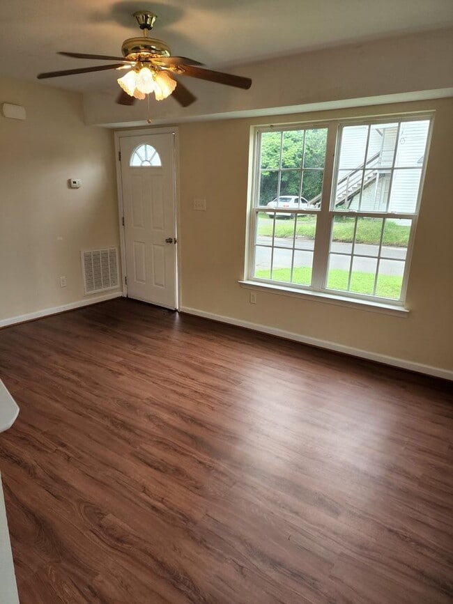 Building Photo - Spacious 2 Story home in Town - Apply Now ...