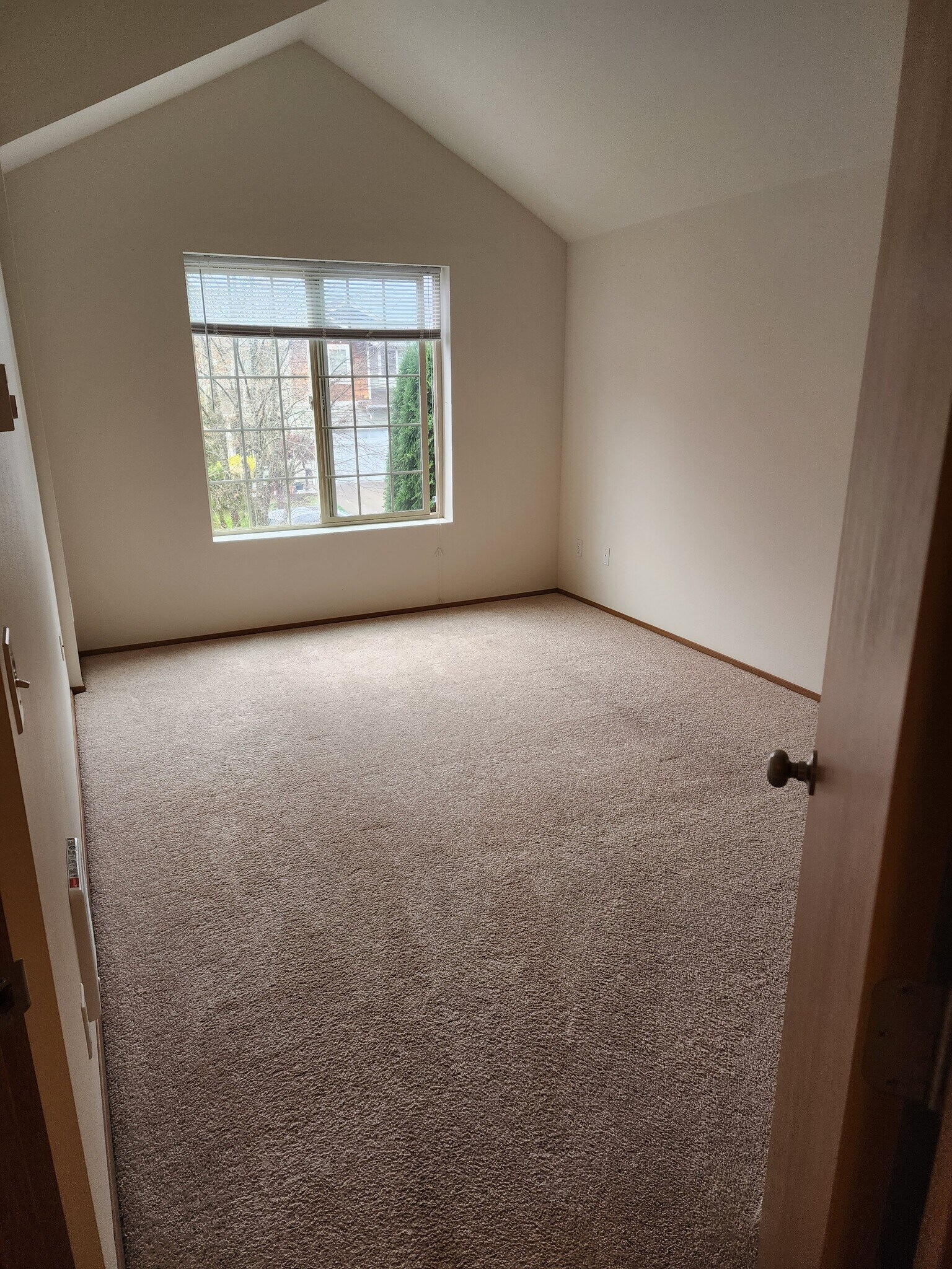 Building Photo - 2732 Hidden Springs Loop SE