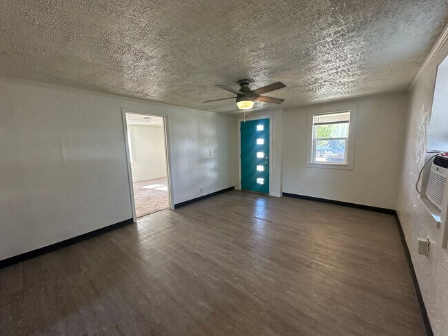 Building Photo - Attached one car garage! Pet Friendly!