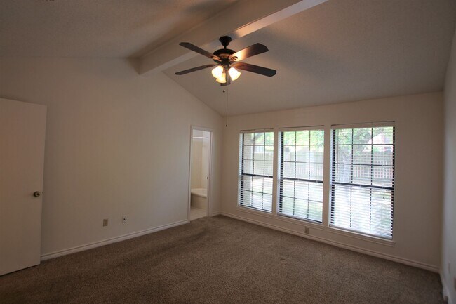 Building Photo - Available - Charming 2-bedroom, 2.5-bath townhome