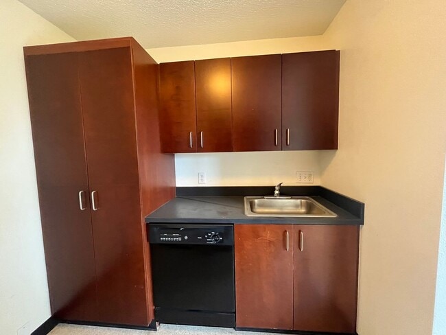 Building Photo - 1Bd/1Ba Home in Goose Hollow neighborhood ~ Secured Garage Parking and Additional Storage Unit!!!