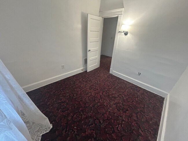 Building Photo - Charming 3-Bedroom Property in Prime Location