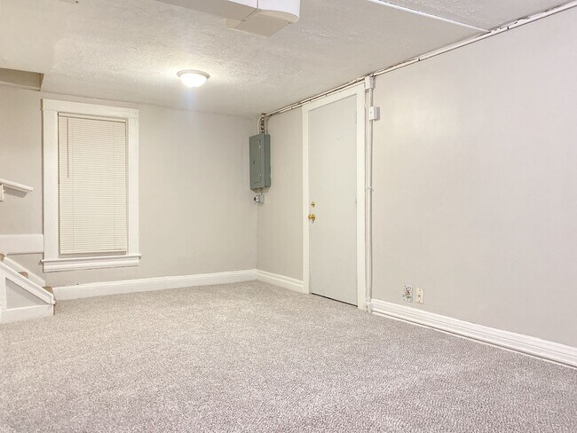 Building Photo - Large 2 bed 1 bath house