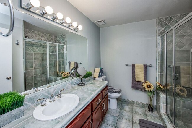 Building Photo - 3/2.5 Executive Condo in Downtown Fresno (...