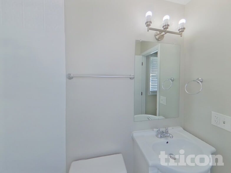 Building Photo - 13101 Thomas Ave